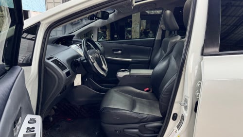 PRIUS V 2012 FULL ADVANCE ពណ៍សក្នុងខ្មៅ