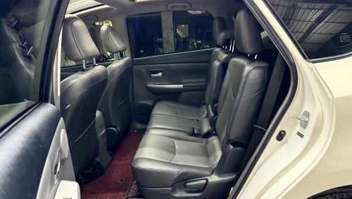 PRIUS V 2012 FULL ADVANCE ពណ៍សក្នុងខ្មៅ