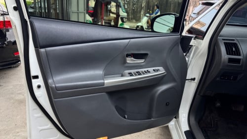 PRIUS V 2012 FULL ADVANCE ពណ៍សក្នុងខ្មៅ
