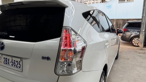 PRIUS V 2012 FULL ADVANCE ពណ៍សក្នុងខ្មៅ