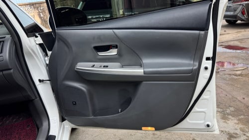 PRIUS V 2012 FULL ADVANCE ពណ៍សក្នុងខ្មៅ