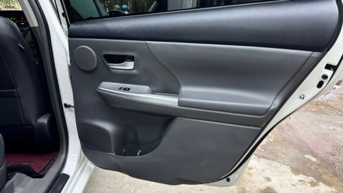 PRIUS V 2012 FULL ADVANCE ពណ៍សក្នុងខ្មៅ