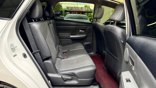 PRIUS V 2012 FULL ADVANCE ពណ៍សក្នុងខ្មៅ
