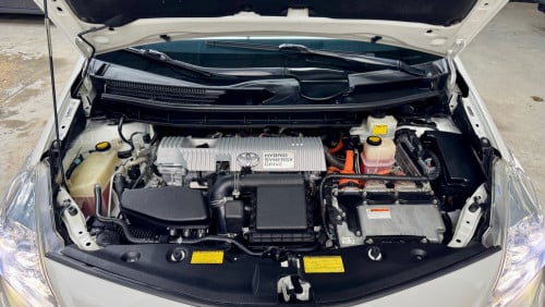 PRIUS V 2012 FULL ADVANCE ពណ៍សក្នុងខ្មៅ