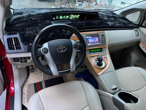 TOYOTA PIRUS 2012 ក្នុងលឿង