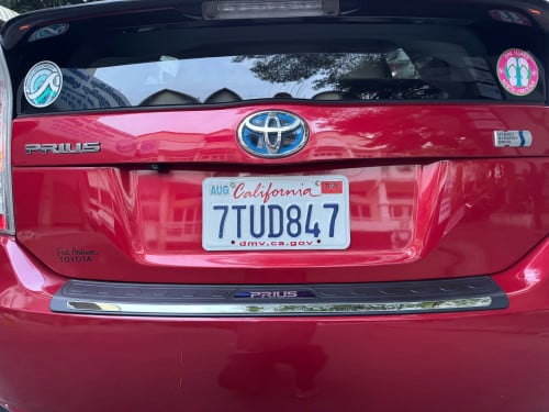 TOYOTA PIRUS 2012 ក្នុងលឿង