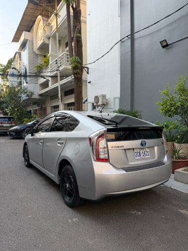 Toyota Prius 013 Option 3 ខាងក្នុងលឿង