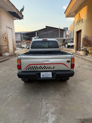 Toyota Tacoma 03 V 6 ប៉ុងមួយ ប្រើកង់ភ្លើងឡានស្អាត