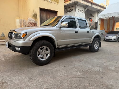 Toyota Tacoma 03 V 6 ប៉ុងមួយ ប្រើកង់ភ្លើងឡានស្អាត