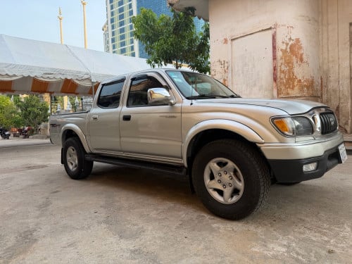Toyota Tacoma 03 V 6 ប៉ុងមួយ ប្រើកង់ភ្លើងឡានស្អាត