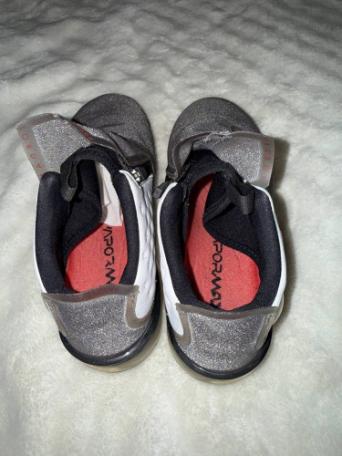 ស្បែកជេីងទិញទុកចោល ពាក់ម្តងៗទេ ត្រូវរេីផ្ទះចង់លក់ឡៃឡុងអាចឆាតសួរបាន