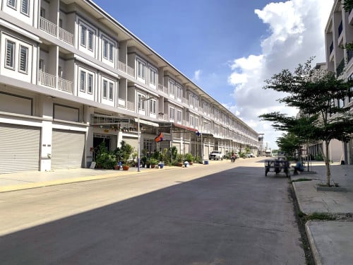 ផ្ទះលក់បន្ទាន់ ក្រោមទីផ្សារ | 5 បន្ទប់គេង | ជាប់ផ្លូវរដ្ឋ 12ម៉ែត្រ