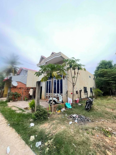 ដីនិងផ្ទះលក់សាច់ដី7×20សាច់ផ្ទះ5×14 មានបន្ទុប់គេ3និងបន្ទុបទឹក2 ទីតាំងស្គន់