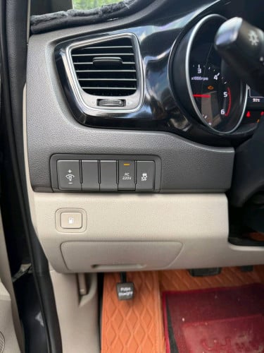 ស្តុកថ្មី Kia Carnival 2015 Full Option
