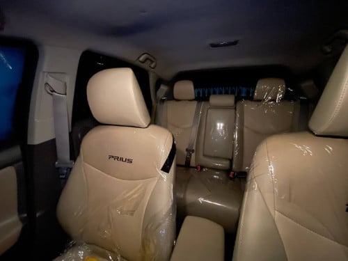 ឡាន Prius 010 Option3 ខ្មៅ (ម្ចាស់ផ្ទាល់ ប្រើផ្ទាល់ខ្លួន)  ឡានថ្មី 99% ចង់លក់វិញ 14500$
