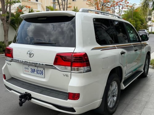 ទេីបកាត់បានក្តៅៗបងប្អូន​ Toyota Landgruiser 2017ថ្មីគ្មានទាស់​ ឡានសាណុំស្រុីន​ តោះដាក់ម៉ូយបាន