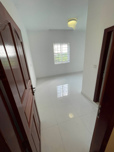 4.2x14 cm សល់មុខផ្ទះ5m ចតឡានបាន  ម៉ាសុីន3