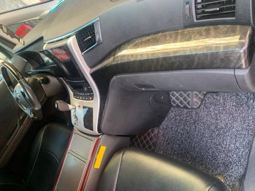 Alphard 012 កៅអីម៉ាស្សា ទូរទឹកកក