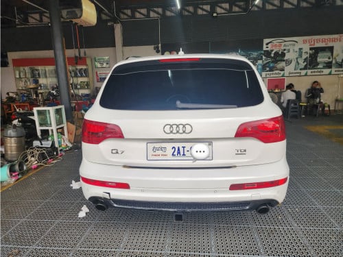 Audi Q7 S-line ម៉ាស៊ុត