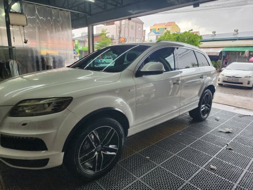Audi Q7 S-line ម៉ាស៊ុត
