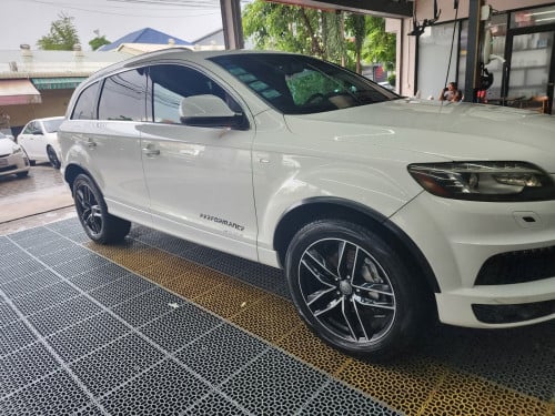 Audi Q7 S-line ម៉ាស៊ុត