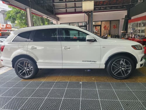 Audi Q7 S-line ម៉ាស៊ុត
