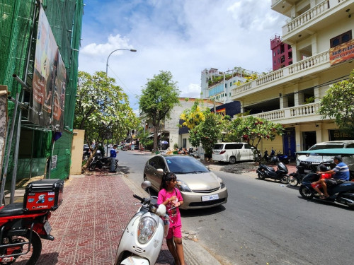 Flat for rent for business near Chak Tomuk School.