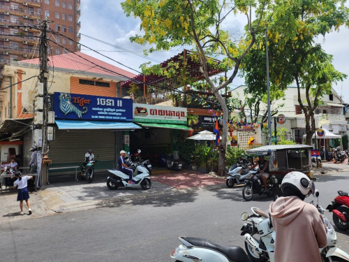 Flat for rent for business near Chak Tomuk School.