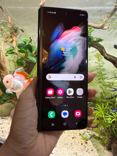 Galaxy fold3 ស្អាត (ប្រេីបានតែអេក្រង់ខាងក្រៅ)