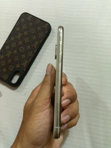 iphone XS 64g ពណ៌​ស​ អេក្រង់​ហ្សុីន​ មានស្គេន​ តួ98