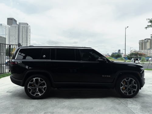 Rivian R1S EV ឡានមួយទឹកម្ចាស់ដើមទិញថ្មីថែខ្លាំង ឡាននៅស្អាតខ្លាំងគីឡូតិច