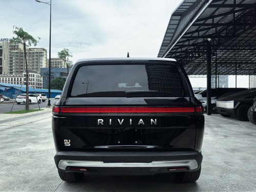 Rivian R1S EV ឡានមួយទឹកម្ចាស់ដើមទិញថ្មីថែខ្លាំង ឡាននៅស្អាតខ្លាំងគីឡូតិច