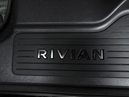 Rivian R1S EV ឡានមួយទឹកម្ចាស់ដើមទិញថ្មីថែខ្លាំង ឡាននៅស្អាតខ្លាំងគីឡូតិច