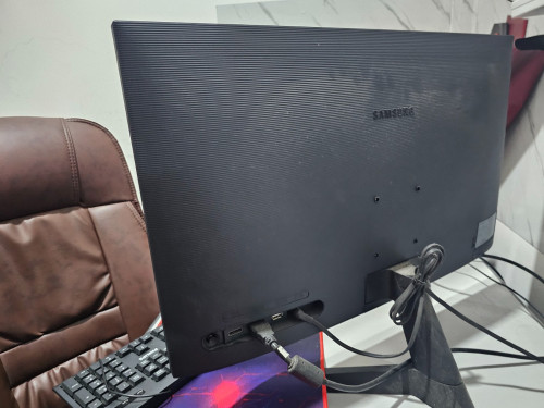 Samsung Essential S3 27-inch computer