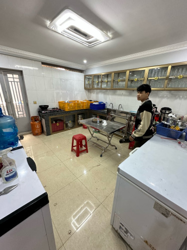 店铺出租,桌椅高档餐厅设备齐全。该建筑面积共有三层半