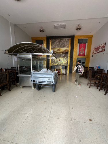 店铺出租,桌椅高档餐厅设备齐全。该建筑面积共有三层半