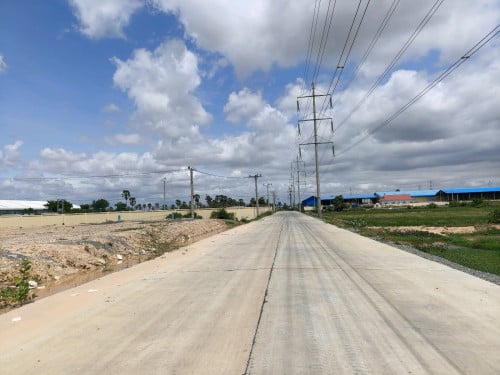 ដីលក់ ចុះ២០០មពីផ្លូវក្រវ៉ាត់ទី៣