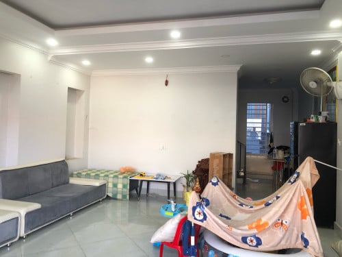 ផ្ទះក្បែរផ្សារ ធំទូលាយ មានចំណតឡាន