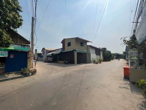 ផ្ទះក្រោយរោងចក្រកែវ​ លក់បន្ទាន់ ចរចារជាមួយម្ចាស់ផ្ទះផ្ទាល់ 011515656