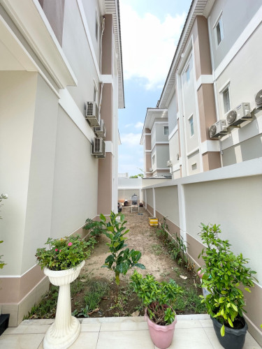 បង់លុយត្រឹម $40,000 ចូលនៅផ្ទះវីឡាភ្លោះ ភ្លាមៗ