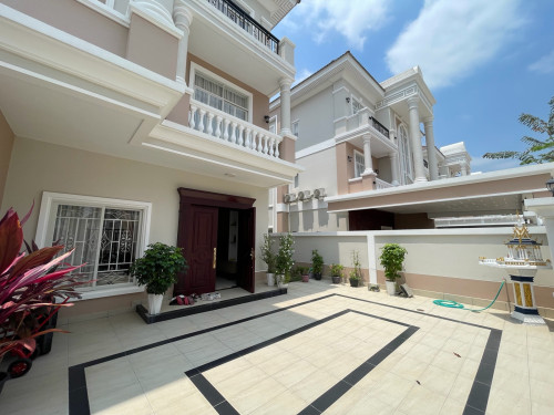 បង់លុយត្រឹម $40,000 ចូលនៅផ្ទះវីឡាភ្លោះ ភ្លាមៗ