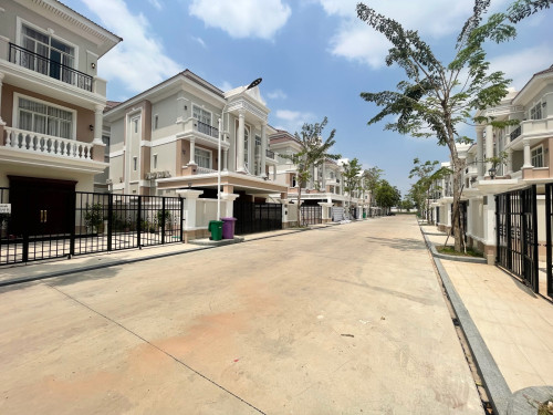 បង់លុយត្រឹម $40,000 ចូលនៅផ្ទះវីឡាភ្លោះ ភ្លាមៗ