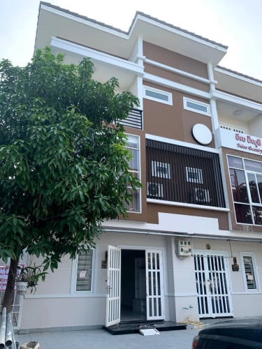 ផ្ទះប្រភេទមីនីវីឡាសម្រាប់ជួល៖ 5.1m x 9m