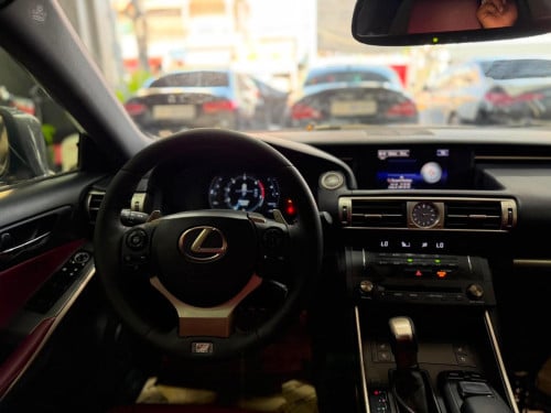 ស្តុកថ្មី Lexus IS 200T F Sport ហ្សុីន 2016