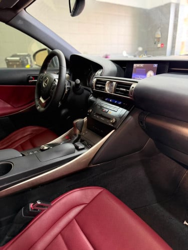 ស្តុកថ្មី Lexus IS 200T F Sport ហ្សុីន 2016