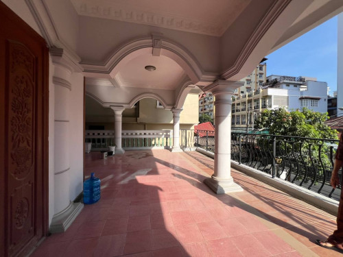 [ Spacious villa For Rent in toul svay prey area]