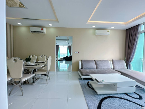 4 bed + 4 bath Condo for Rent in Chroy Changvar