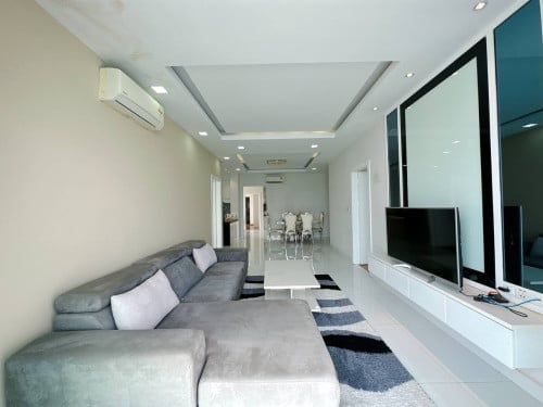 4 bed + 4 bath Condo for Rent in Chroy Changvar