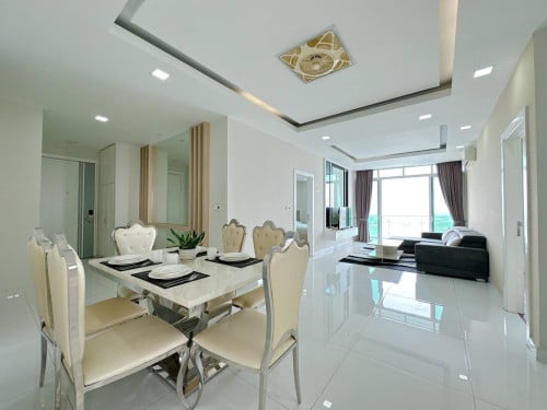 4 bed + 4 bath Condo for Rent in Chroy Changvar