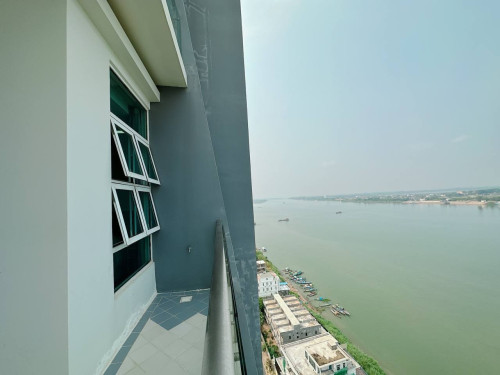 4 bed + 4 bath Condo for Rent in Chroy Changvar